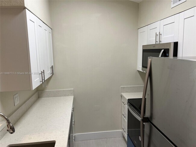 Building Photo - 2811 N Oakland Forest Dr