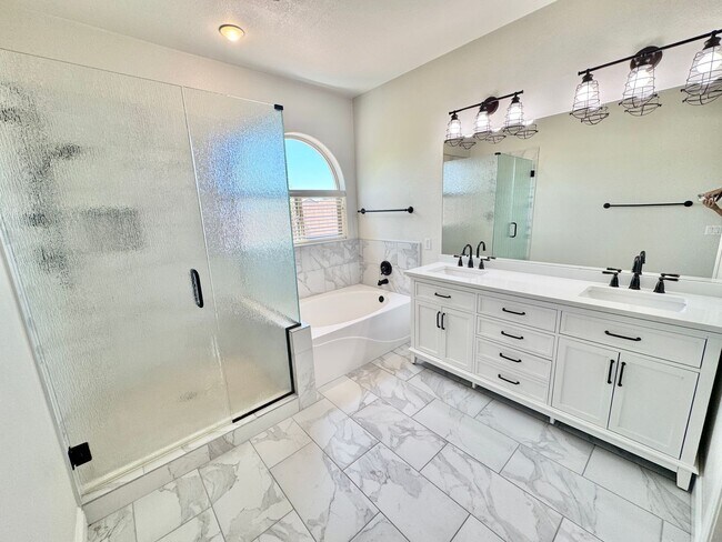 Building Photo - Pristine Single Level 3 Bedroom Home In The Sought After Gated Lagos Vistoso Community in Chandler!