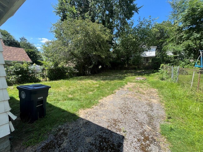 Building Photo - Charming 2-Bedroom Property in Prime Location