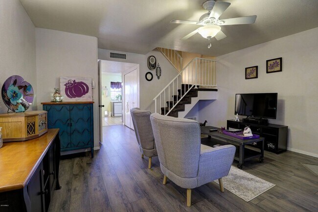 Building Photo - Updated 2 Bed/2.5 Bath Townhome in Great W...