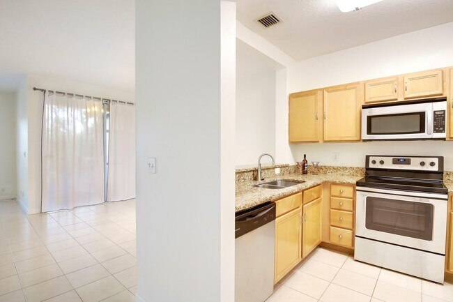 Building Photo - 6420 Park Lake Cir