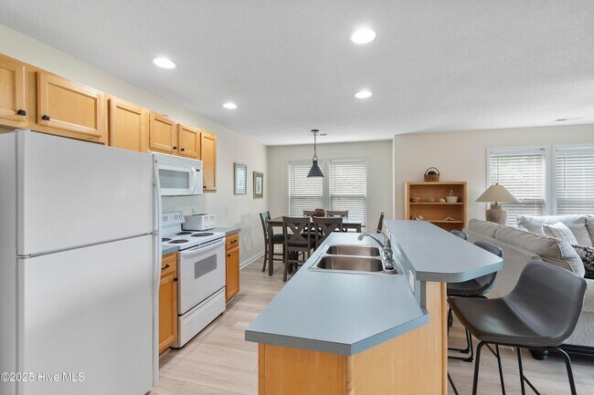 Building Photo - 3350 Club Villas Dr