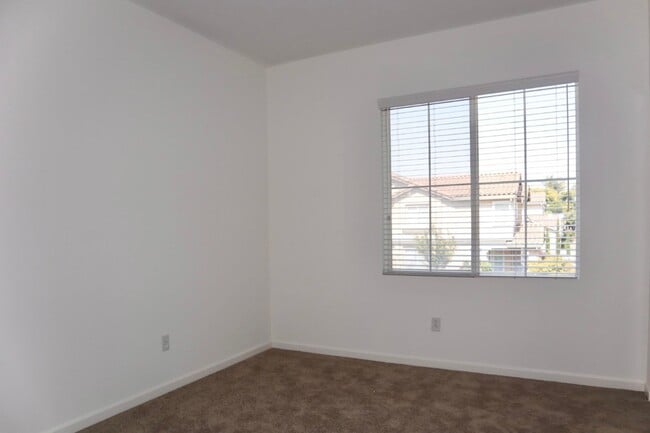 Building Photo - FRESH & BRIGHT 3 BEDROOM GEM IN PRIME LOCA...