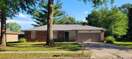 Building Photo - 2804 E Linwood St