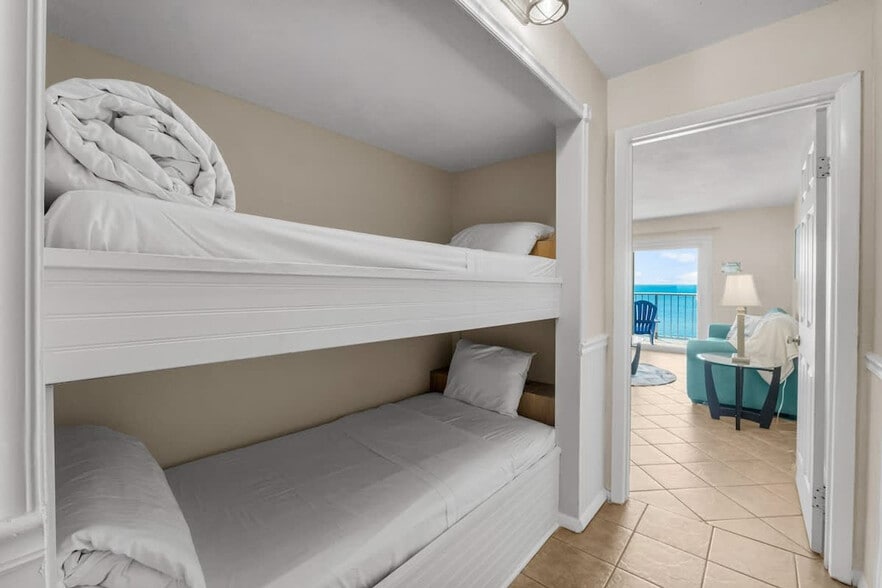 Building Photo - 8743 Thomas Dr