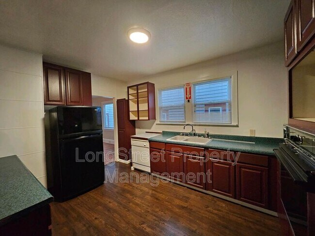 Building Photo - 634 SW Grant St.