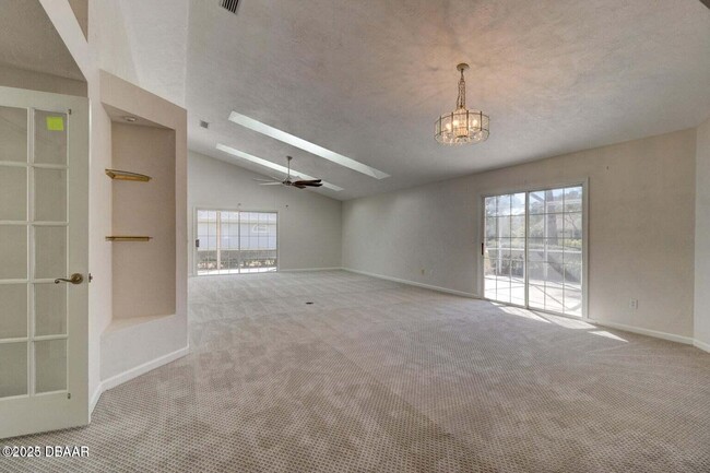 Building Photo - 2011 Beaver Creek Dr