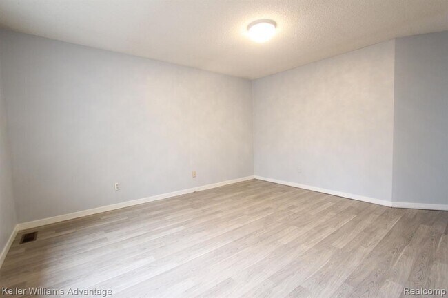 Building Photo - 41498 Cornell Dr