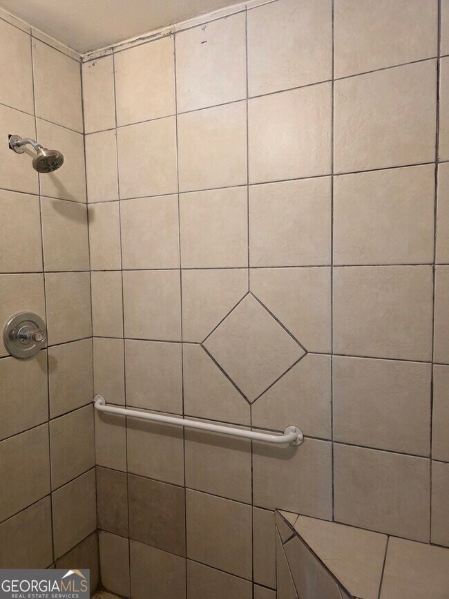 Building Photo - 312 W 5th St