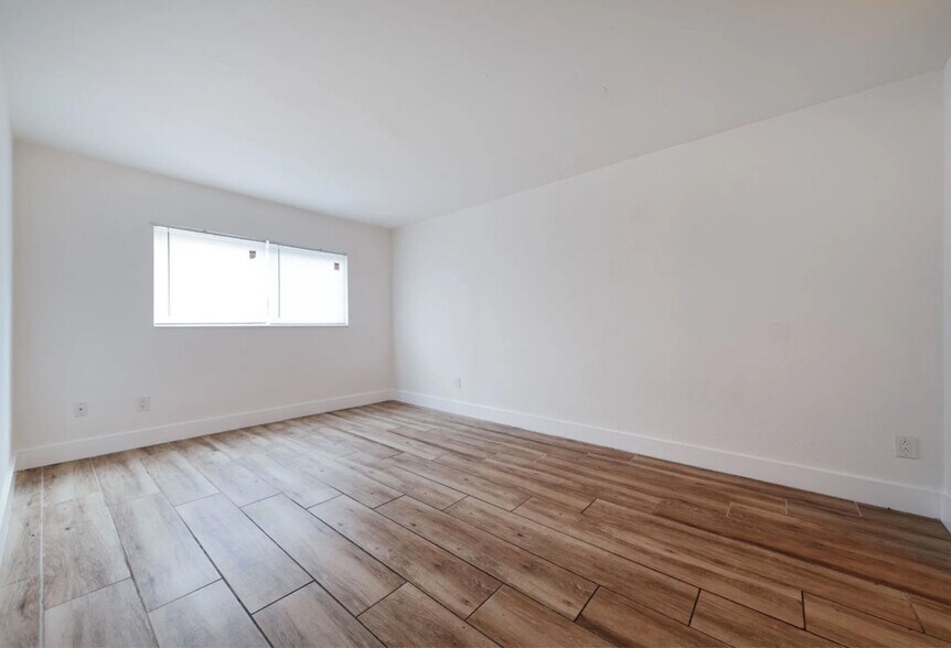 Building Photo - 877 NE 91st Ter