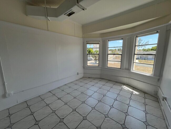 Building Photo - 4211 Parker Ave