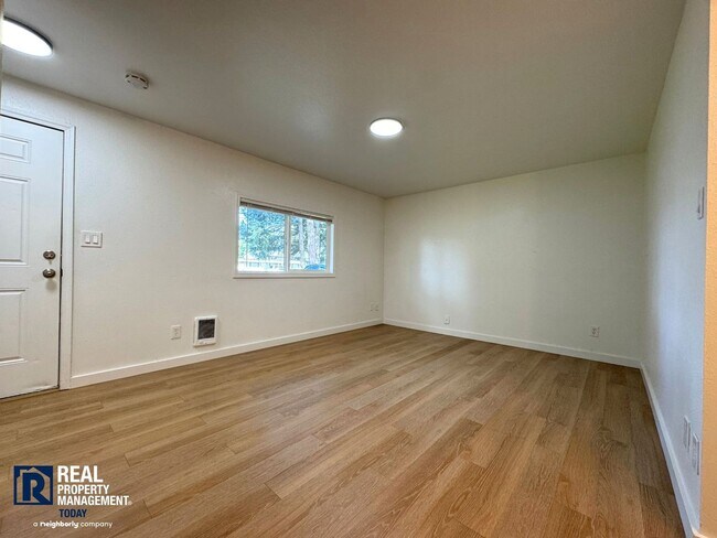 Building Photo - Renovated 1BR w/ Patio, Yard Access & Pet-Friendly Living!