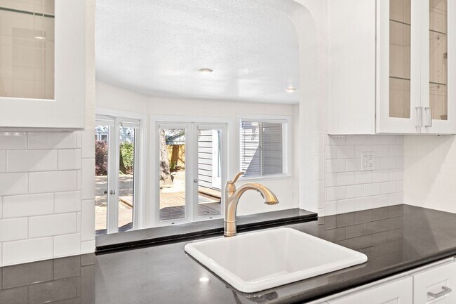 Building Photo - Charming & Spacious Single Family Home