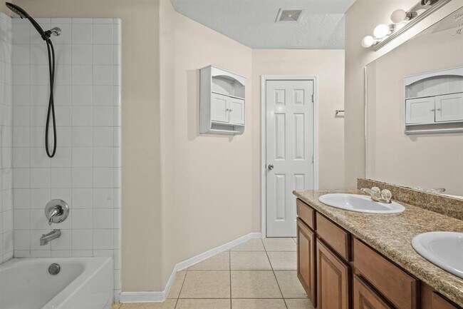 Building Photo - 420 Woodlake Dr