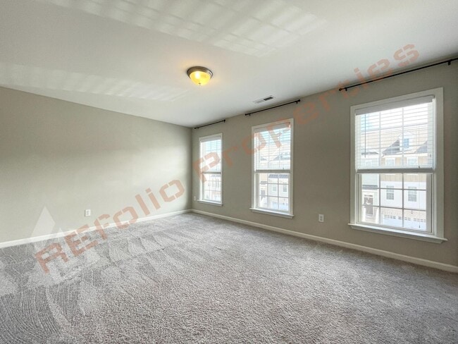 Building Photo - Beautiful End Unit 3 Story 3 bedroom, 3.5 bathroom Townhome with 2 Car-Garage in 540 Townes subdi...