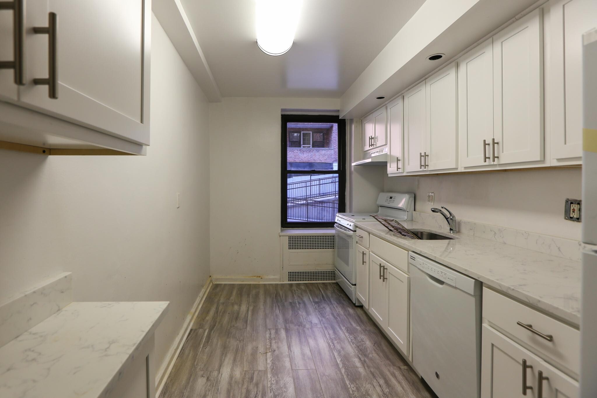 Building Photo - 150 E Hartsdale Ave