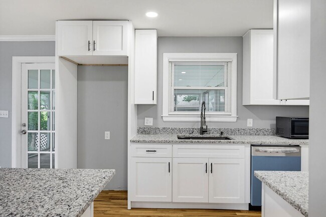 Building Photo - Fantastic Renovation in Smyrna!