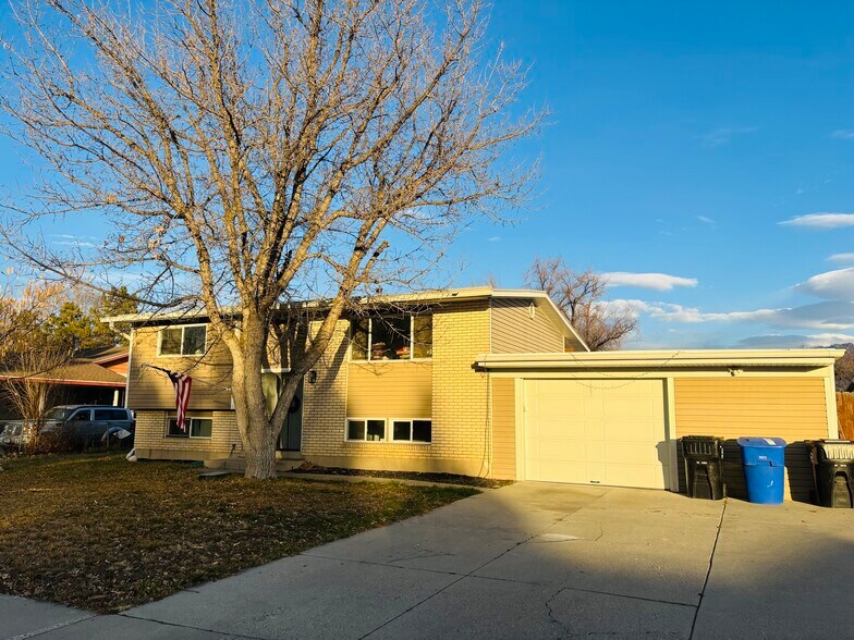 Front Yard - 4459 S Butterfield St