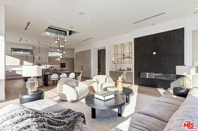 Building Photo - 16879 Mooncrest Dr