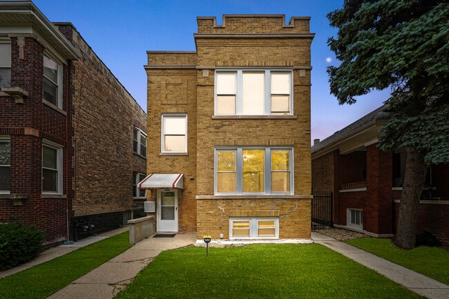 Building Photo - 6423 S Maplewood Ave