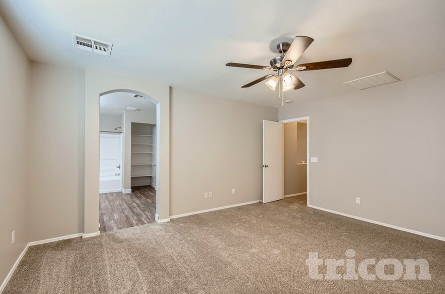 Building Photo - 13301 E Primrose Ln