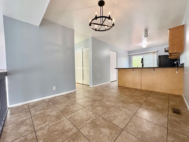 Building Photo - Charming 3-Bed Townhome in Holladay – Fenced Yard, Ample Parking & Prime Location