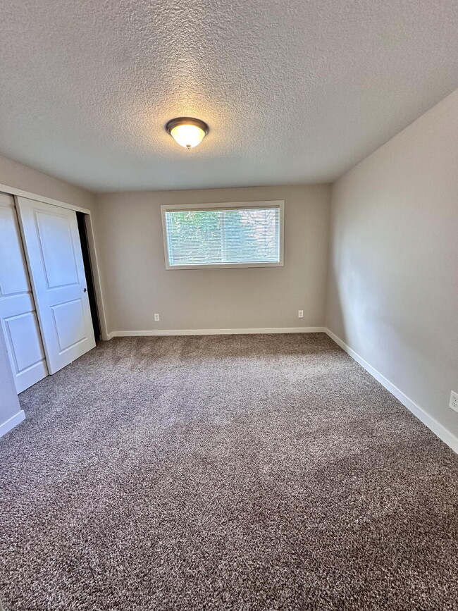 Building Photo - Recently Updated 2-Bd Milwaukie 4-Plex. Ne...