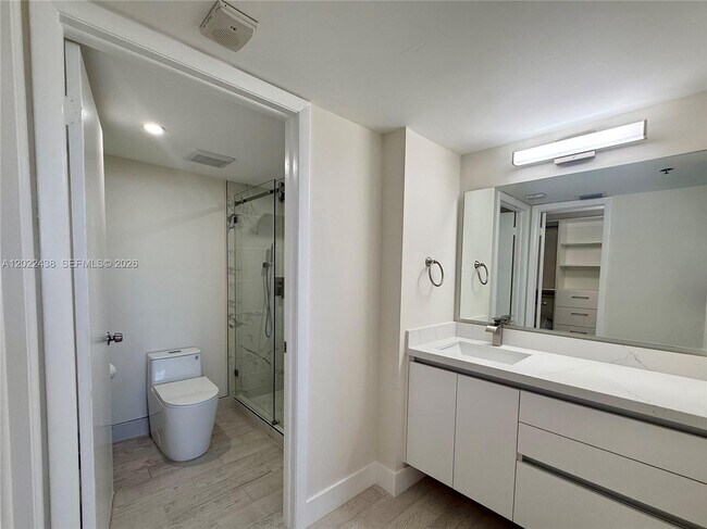 Building Photo - 801 N Venetian Dr