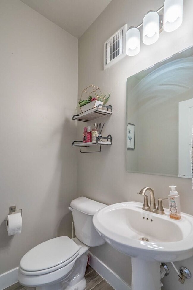 Building Photo - Beautiful townhome in desirable neighborho...