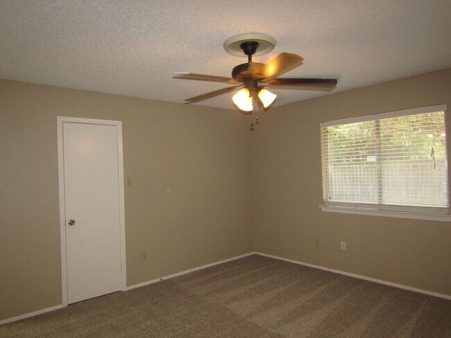 Building Photo - 7612 Islander Dr