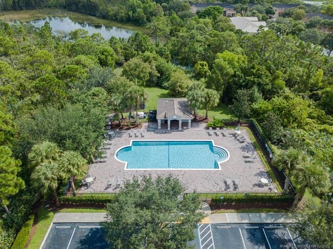 Building Photo - 356 SE Bloxham Way