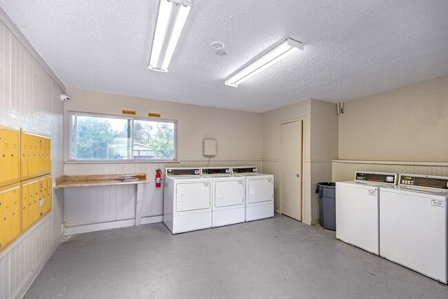 Building Photo - 1004 Allena Dr