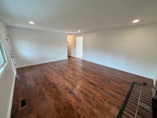 Building Photo - 990 Janes Rd