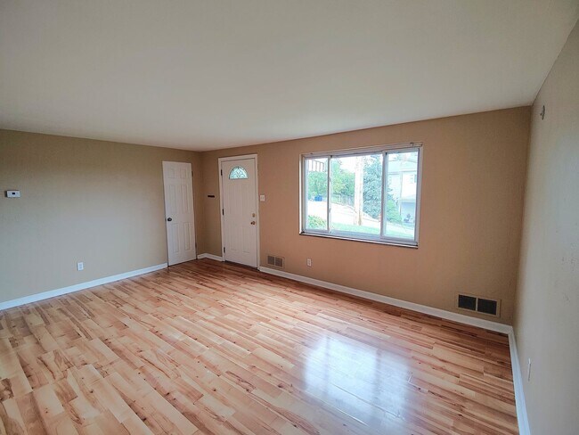 Building Photo - *Recently Updated 3BD/2BA Single Family Ho...
