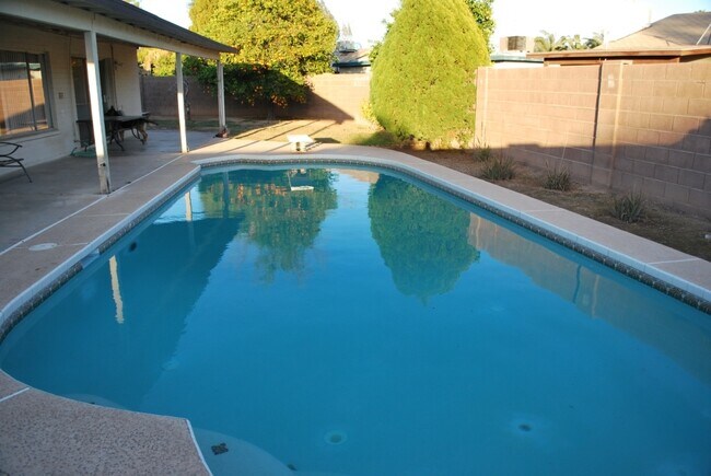 Building Photo - 2217 S Las Flores