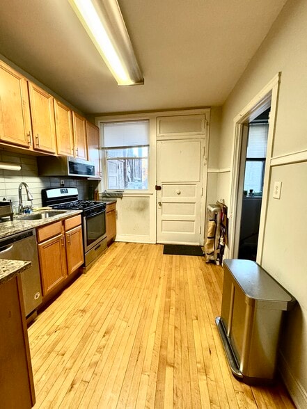 Building Photo - 1955 W Sunnyside Ave