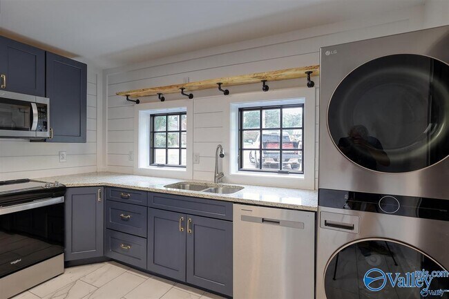 Building Photo - 1122 NE Wellman Ave