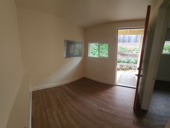 Building Photo - Views of Morro Bay in this cozy hillside cottage!