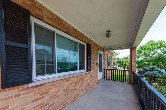 Building Photo - WESTWOOD-4 BEDROOM 2 BATH WITH OPEN FLOOR ...