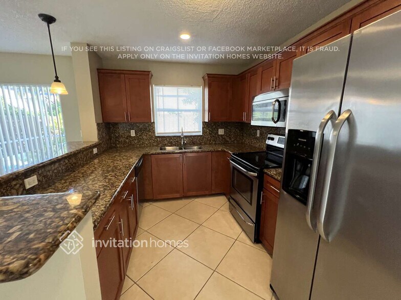 Building Photo - 3042 San Carlos Dr