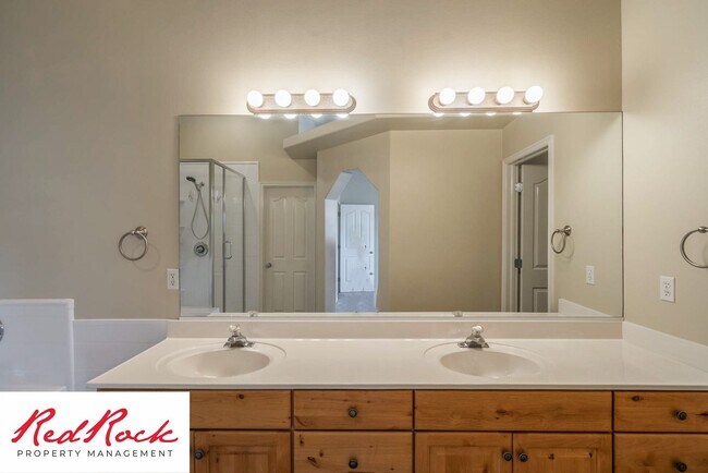 Building Photo - 5 Bedroom Pet Friendly Home! MOVE IN SPECI...