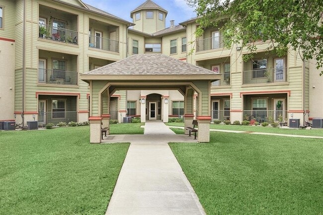 Primary Photo - 200 W Yoakum Ave