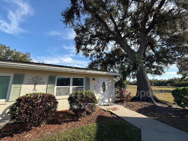 Building Photo - 2202 Clubhouse Dr