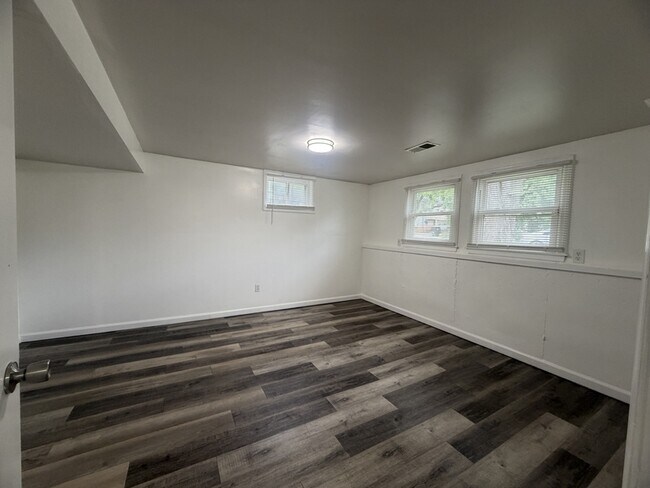 Building Photo - 1208 S Mayview Ave