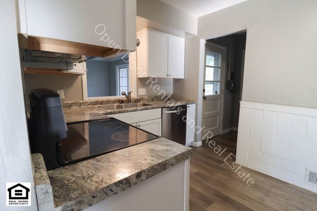 Building Photo - $200 off first months rent! Newly updated ...