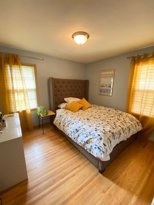 Building Photo - Charming NE Home w/ Two Car Garage