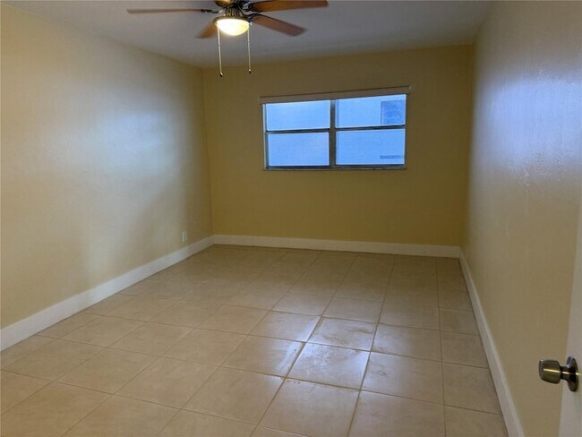 Building Photo - 1450 N Riverside Dr