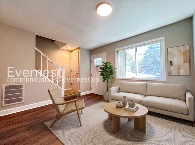 Building Photo - 2 Bed/2.5 Bath Townhome with Off-Street Parking / Available Now!