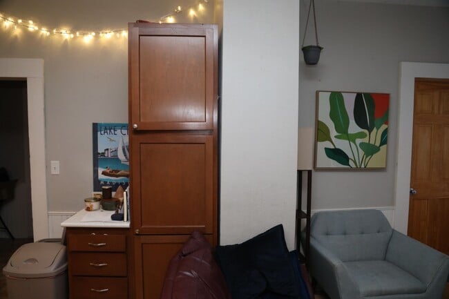 Building Photo - 3 Bedroom with Laundry and Off Street Park...