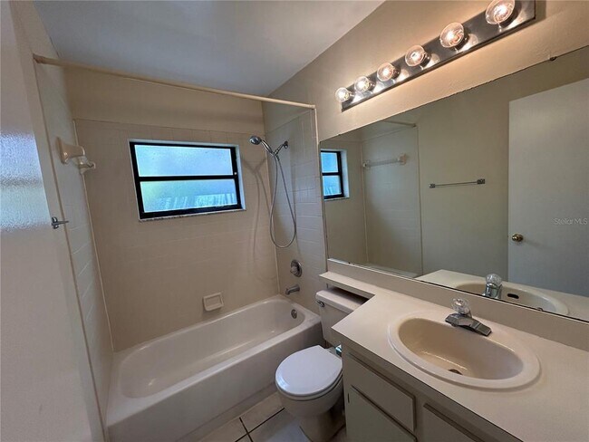 Building Photo - 1431 Tiverton Dr